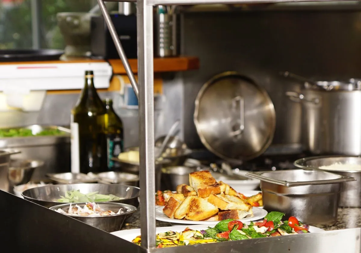 Trattoria Salz und Pfeffer Erlangen - Blick in die moderne Restaurantküche